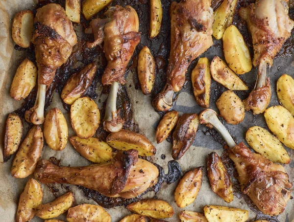 Fırından yeni çıkmış patatesli kızarmış tavuk budu.