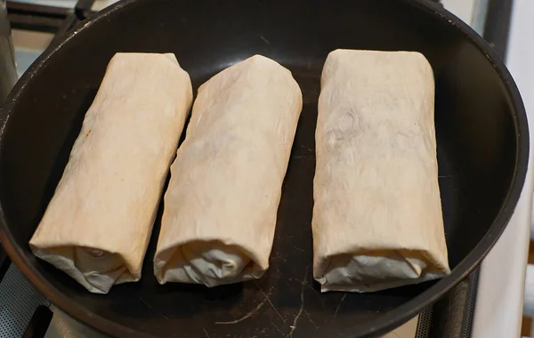 Elkészítés Home Tortilla wrap kebab csirkehússal zöldség serpenyő — Stock Fotó