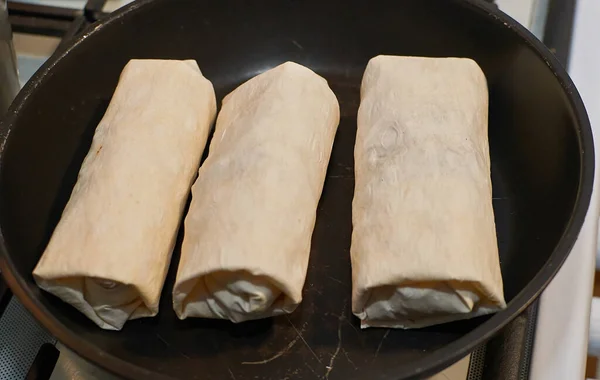 Preparando Home Tortilla embrulhe kebab com carne de frango legumes frigideira — Fotografia de Stock