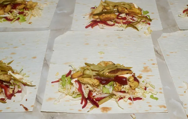 Ev yapımı tortilla dürümü kebap ve kızarmış patates tavuk eti ve sebze.