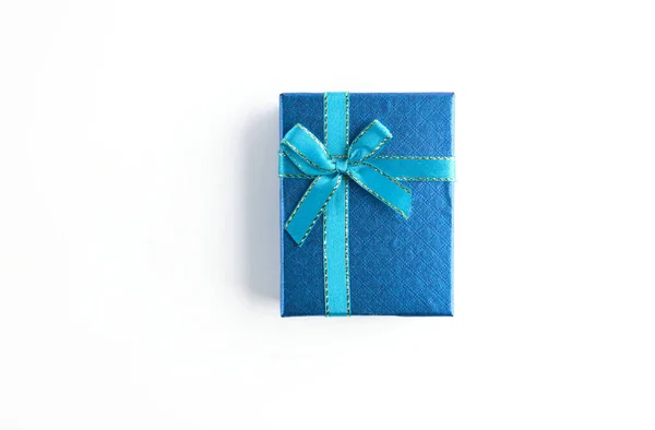 Caja de regalo con cinta azul para Navidad, Año Nuevo, cumpleaños sobre fondo blanco — Foto de Stock