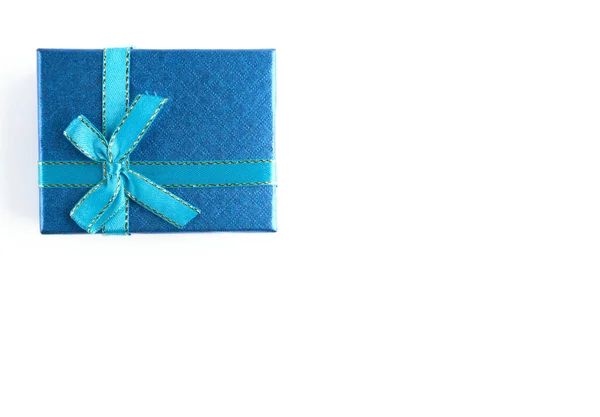 Pudełko z niebieską wstążką na Boże Narodzenie, Nowy Rok, urodziny na białym tle — Zdjęcie stockowe