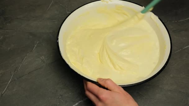 Mieszanie jaj serowych mleko cukrowe z silikonową łopatką w misce na sernik — Wideo stockowe