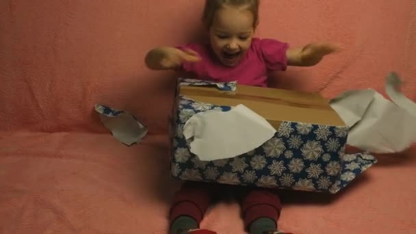 Boże Narodzenie niespodzianka dziewczyny podczas rozpakowywania prezent jest rozdarty — Wideo stockowe