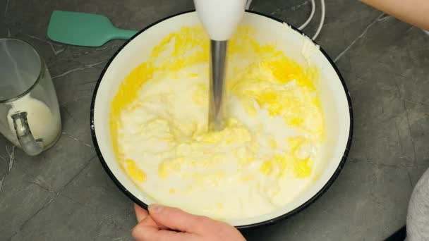 Змішування молока з сирними яйцями цукру з використанням блендера для приготування сирного тіста — стокове відео