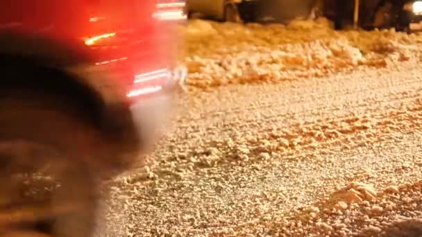 겨울 눈보라 가 도시를 강타하고, 겨울에 차 가 도로에 얼어 버린 눈 — 비디오