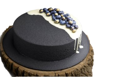 Siyah kadife kek taze yaban mersini ve altın tepside beyaz arka plan