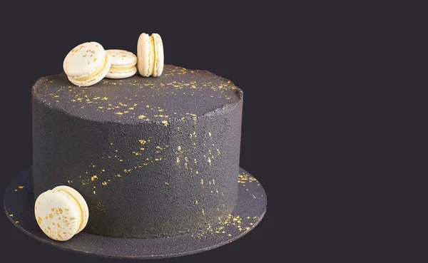Черный велюр Бархатный текстурный торт с белыми макаронами и золотом черный фон — стоковое фото