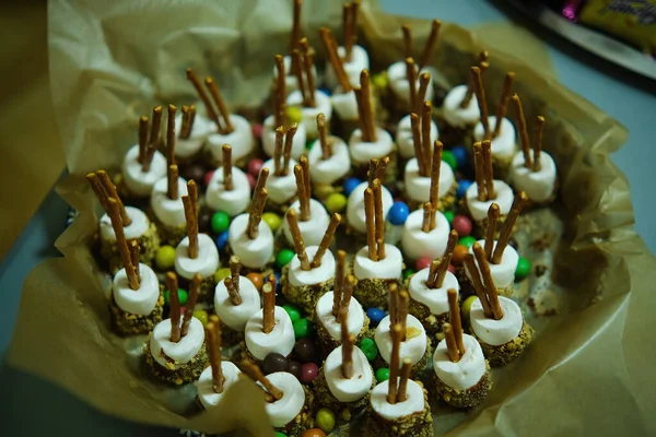 Marshmallows on a sticks, glazed with chocolate and colorful sprinkles — стоковое фото