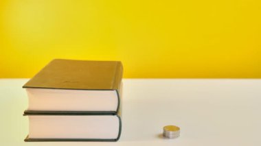 Kitap oku ve zengin ol. Konsepti öğrenmeden önce para kazan. Stop motion.