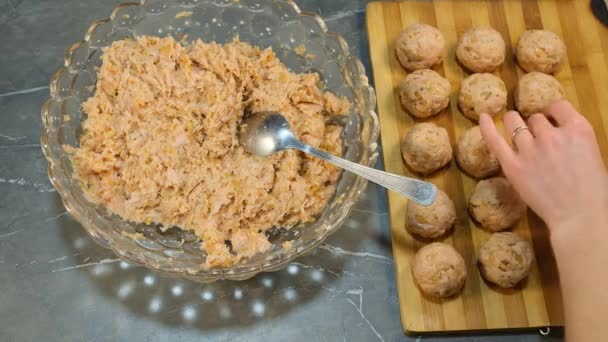 Mujeres manos preparando albóndigas caseras de carne picada cruda — Vídeos de Stock