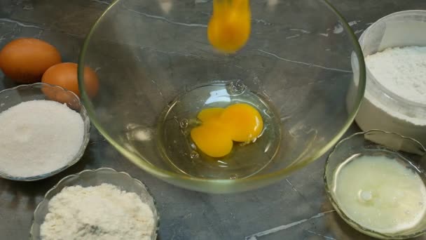 Θηλυκό Χέρι Σπάσει Αυγά Γυάλινο Μπολ Ανάμειξη Σπιτική Έννοια Αρτοποιίας — Αρχείο Βίντεο