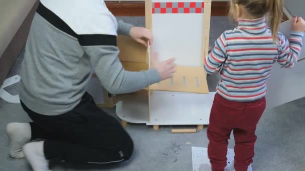 Córka i ojciec Zgromadzenie dzień grać dzieci maluch drewno Kid Kraft kuchni — Wideo stockowe