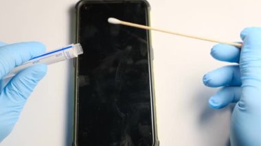 Cep telefonunun bakteriyel kirlenmesini test etmek için örnek toplanıyor