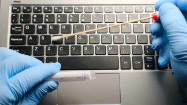 Bakteriyel virüs kontaminasyon klavyesi test etmek için örnek toplanıyor