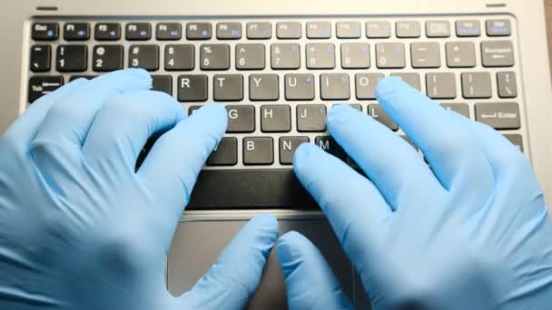 Primer plano médico en guantes médicos escribiendo en el teclado prescripción medicamentos hospital — Vídeos de Stock