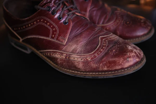 낡은 가죽 긁개와 남자 옥스 포드 신발에 스펀지를 바르는 모습 — 스톡 사진