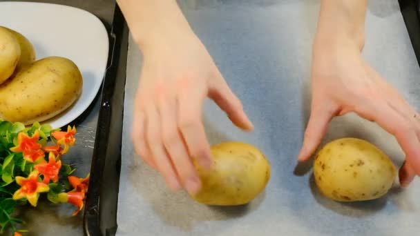 Colocar papas crudas enteras en la bandeja del horno para hornear — Vídeo de stock