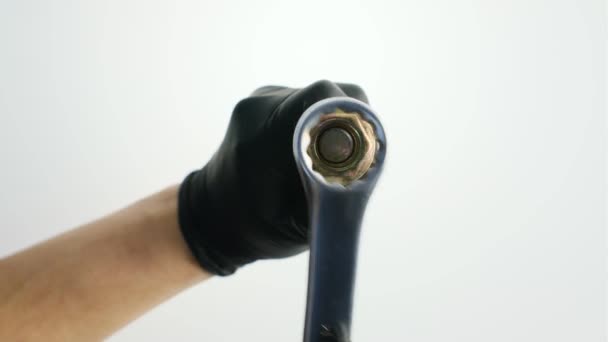戴黑色手套的工人把螺母绕在金属螺栓金属扳手上 — 图库视频影像