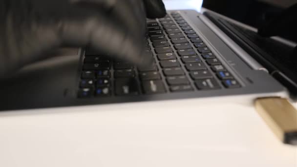 黑客攻击用黑色手套在笔记本电脑上打字，并复制USB闪存盘上的数据 — 图库视频影像