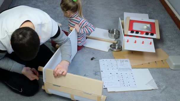 Dochter Vader Assembly Day Spelen Kids Toddler Kitchen Hoge Kwaliteit — Stockvideo