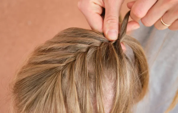 Mother Combs Her Daughters Hair Braids Home High Quality Footage — Foto de Stock