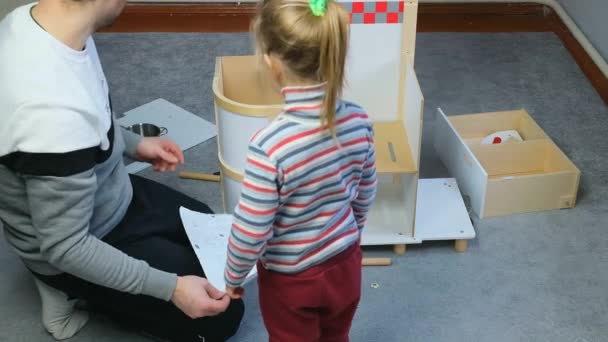 Dochter Vader Assembly Day Spelen Kids Toddler Kitchen Hoge Kwaliteit — Stockvideo