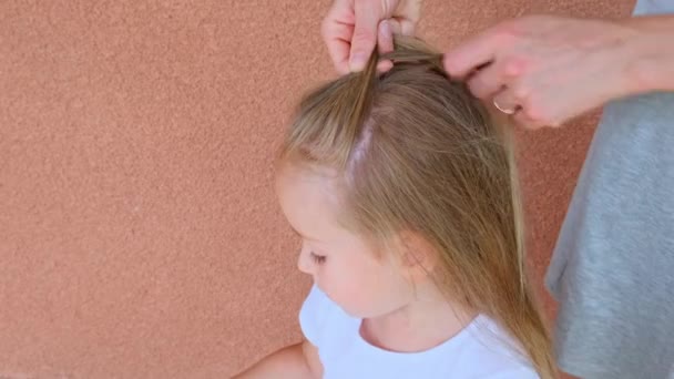 Matka Učesává Své Dcery Vlasy Plete Doma Vysoce Kvalitní Záběry — Stock video