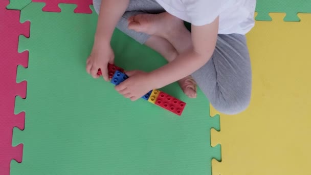 Üstten Bakan Küçük Kız Lego Inşaatçısını Parçalara Ayırıyor Oyuncakları Tuğlalıyor — Stok video