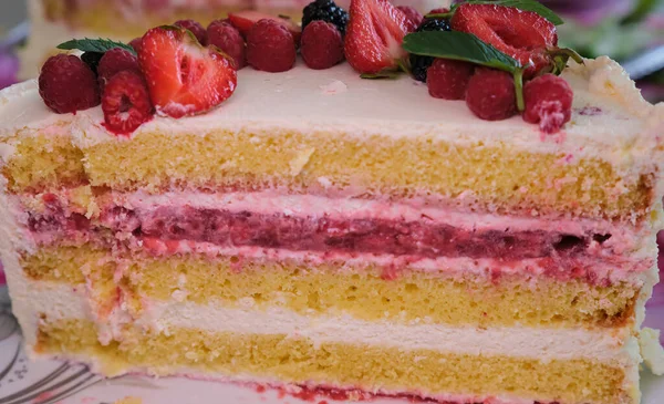 Половина Кусочек Вкусного Свежего Торта — стоковое фото
