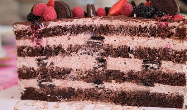 Yarısı ya da bir dilim taze pasta. 