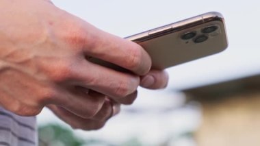 Kafkasyalı kadının elindeki akıllı telefonu kapat ve o da dinleyip mesaj atsın. Açık hava.