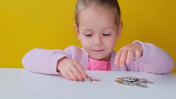 Niña Contando Una Moneda Para Ahorrar Dinero Para Futura Planificación — Vídeos de Stock