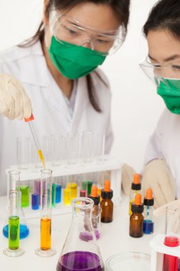 kimyasal maddelerle çalışan araştırmacı