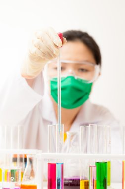 kimyasal maddelerle çalışan araştırmacı