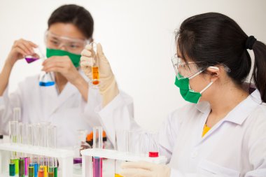 kimyasal maddelerle çalışan araştırmacı