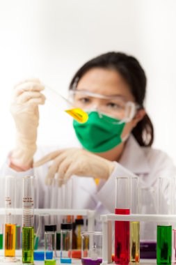 kimyasal maddelerle çalışan araştırmacı