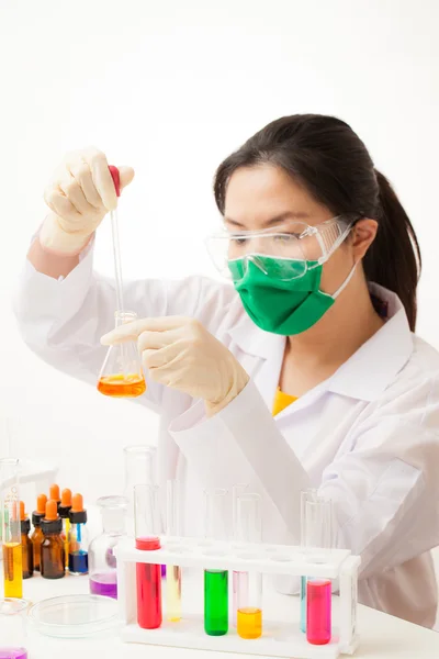 Investigador que trabaja con productos químicos — Foto de Stock
