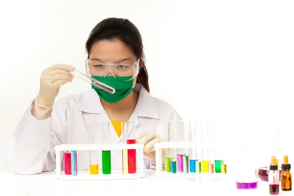 Investigador que trabaja con productos químicos — Foto de Stock