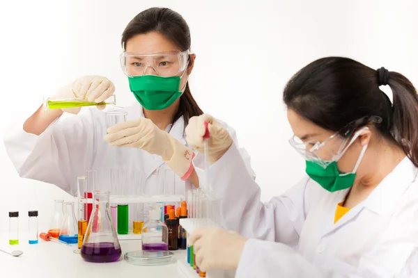 kimyasal maddelerle çalışan araştırmacı