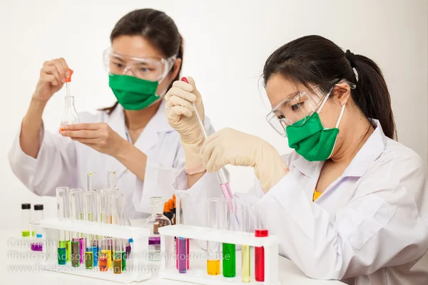 kimyasal maddelerle çalışan araştırmacı