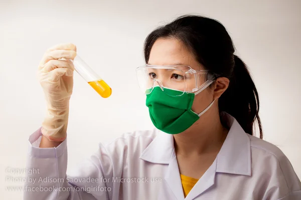 Pesquisador que trabalha com produtos químicos — Fotografia de Stock