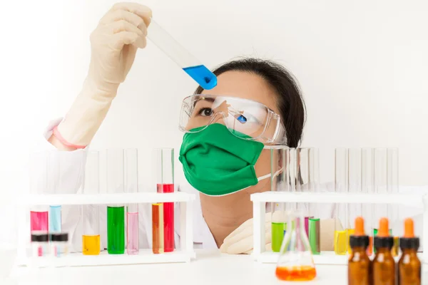 Onderzoeker werken met chemische stoffen — Stockfoto