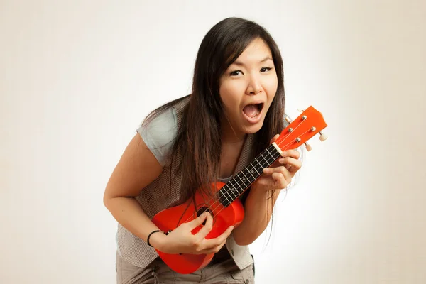 Asyalı kadın zevk ukulele