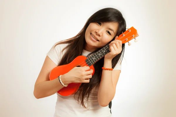 Aian frau genießen sie ukulele — Stockfoto
