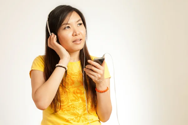 Asiatische Frau genießen Musik Stockbild