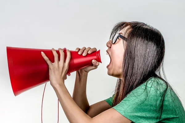 Asyalı kadın bağırıyor