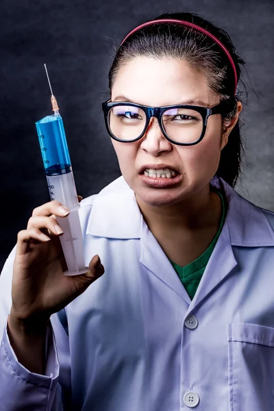 Zły szalony doktor Azji ze strzykawki — Zdjęcie stockowe