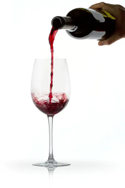Bardaklara kırmızı şarap dök. — Stok fotoğraf
