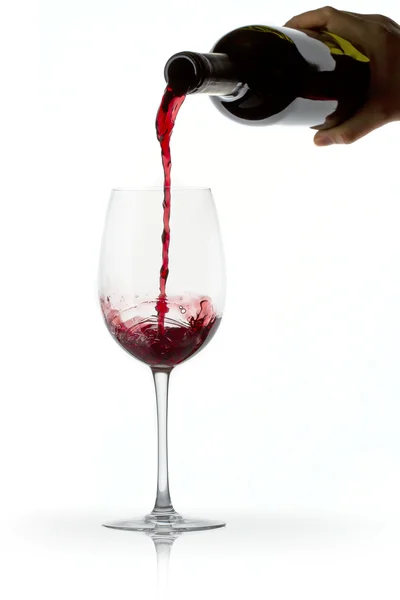 Rotwein ins Glas gießen lizenzfreie Stockbilder